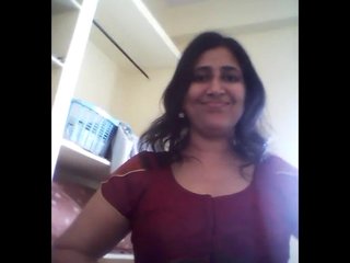 Curvy Indian aunt reveals her large breasts and pubic area in an explicit video