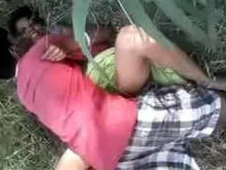 Desi couple gets caught while having outdoor sex