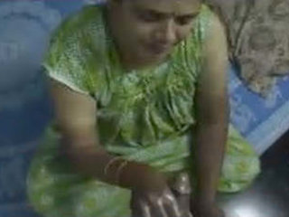 Desi Bhabhi pleasures herself in rural setting