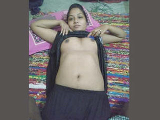 Indian girlfriend gives oral pleasure to a well-endowed partner