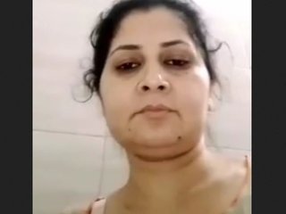 Married Pakistani aunt displays her beautiful pussy