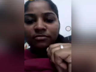 Indian women turn on men with erotic gestures over video chat