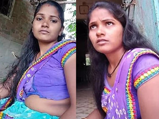 Sensual Indian homemaker Sanjana Desai reveals her enticing belly button