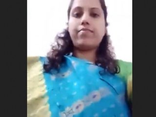 Desi wife removes sari and displays her seductive physique