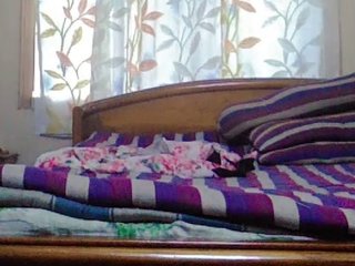 Pakistani girlfriend indulges in anal play and stretching