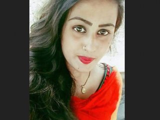 Stunning bengali beauty flaunts her sensuality