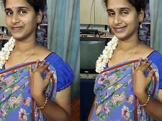 Sensual Tamil homemaker reveals navel in arousing display