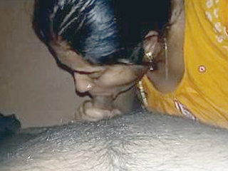 Indian homemaker performs oral sex and receives ejaculation