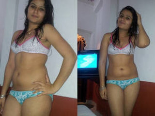 Desi x babe Nidhi gives a sensual blowjob