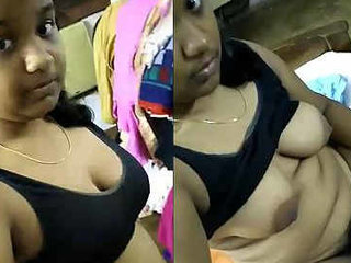 Indian beauty flaunts her curves in a live performance