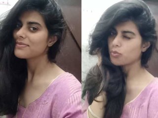 Indian teen girl reveals her cute nude body solo