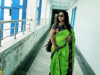 Stunning Indian beauty indulges in steamy one-night encounter