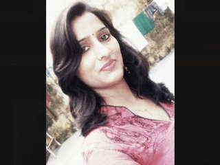 Sizzling Desi Girl's MMS goes viral