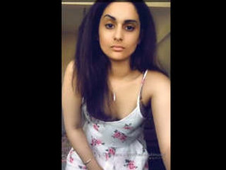 Desi beauty showcases her twerking skills in nude self-shot