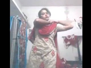 New video of sultry bhabhi displaying her breasts