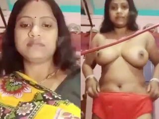Stunning Indian bhabi reveals her amazing physique in the nude