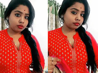 Indian busty Sridevi Thyagarajan teases with cleavage