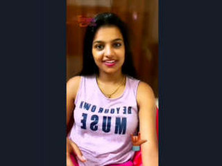 Seductive South Asian beauty tantalizes with her physique
