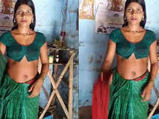 Desi housewife reveals navel in alluring saree