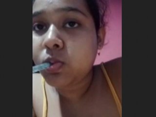Indian babe reveals her body to her lover in a steamy video