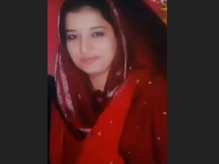 Indian bhabhi reveals her body in steamy video