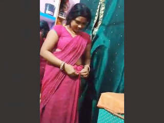 Desi bhabhi strips and shows her big butt in saree