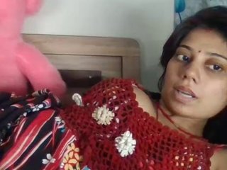 Aunty Sunny's steamy solo session