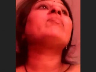 Stunning Indian bhabhi in erotic video
