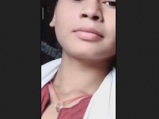 Cute Indian girl flaunts her nice tits in a sexy video