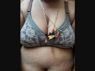 Tamil Aunty Tia Pornra gets fucked in VDO