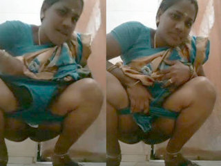 Desi aunt relieves herself in a seductive manner