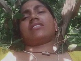 Desi babe Dehati gets naked in the great outdoors