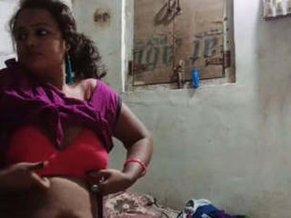 Desi bhabhi gets her pussy fucked by a client in MMS