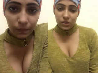 Indian girl with big breasts in steamy solo video