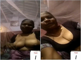 Amateur Desi Aunty flaunts her big boobs in video call