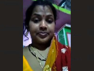 Desi bhabhi masturbates and takes a bath in video