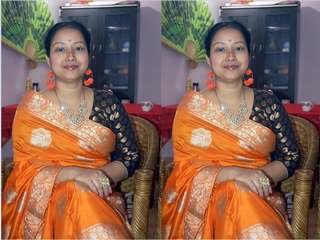 Exclusive video of Boudi masturbating with brinjal