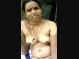 Aunty and dewar's secret outdoor rendezvous in Telugu video