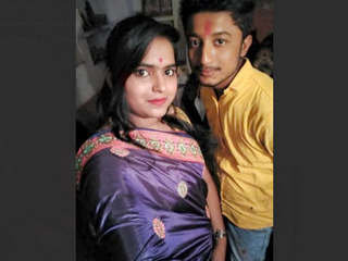 Desi girl flaunts her big boobs and pink pussy on video call