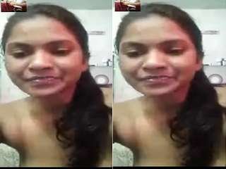 Exclusive Desi girl shows off her cute boobs in a steamy video