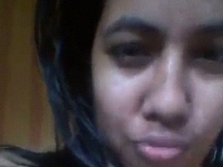 Desi babe shows off in the bathroom with erotic music