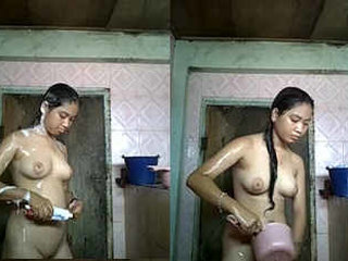 Indonesian babe washes and pleasures herself in the shower