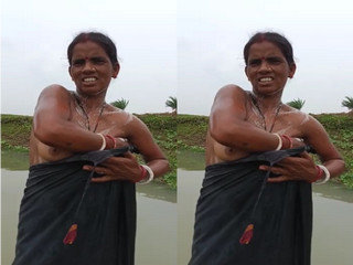 Amateur Indian bhabhi takes a bath outdoors