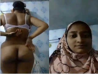 Boudi reveals her nude body and gets fucked by her lover
