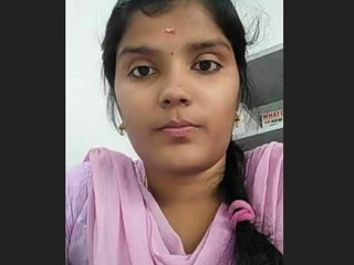 Tamil girl with slim body shows off her sexuality in MMS video