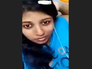 Bhabi from Tamil shows off her body in a steamy video