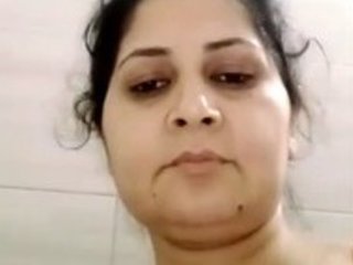 Indian bhabhi pleasures herself with her fingers