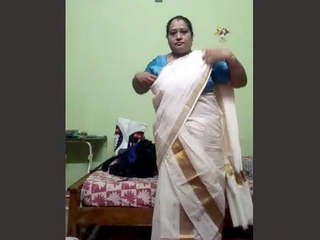 Aunty Mallu Tia flaunts her curves in leggings and panties