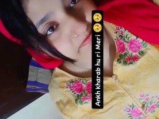 30-year-old babe zips up in hot clips
