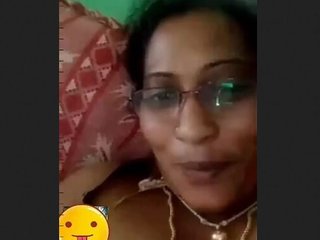 Indian auntie Desi reveals her body on VK